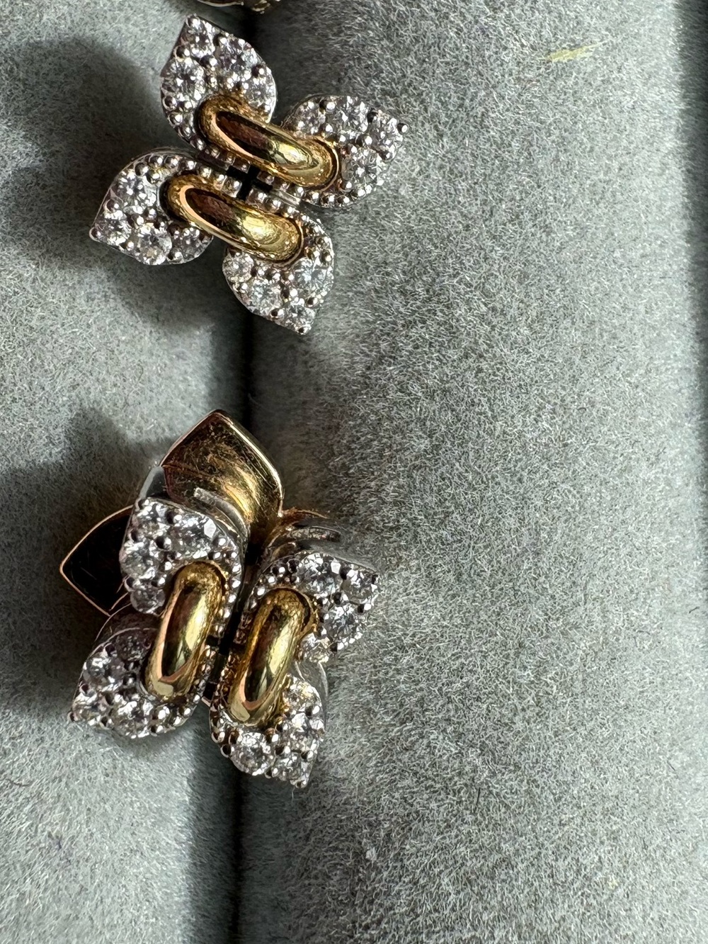 Roberto Coin “Love in Verona Diamond Pavé’ Flower Stud - Picture 4 of 4